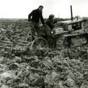 Kenteken: A 30199; Caterpillar, Grondwerken Selwerderhof 1948, foto: archief Dienst Openbare Werken (1485)