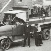 Kenteken: A 3544; Pieter Zaagman met vrouw en baby naast de Benz-Gaggenau, foto: J. Smits