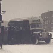 Kenteken: A 9258; Ford, Groningen, foto: still uit de film "Een sombere winterdag", C. R. Tiddens, 1947, coll. GrA (2209-AV14106)