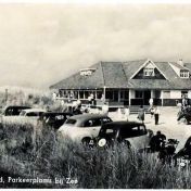 Kenteken: A 9074; Nes, Ameland, 1952, rechtsonder nog een gedeelte van de auto van Hendrik Brouwer zichtbaar, foto: H. E. Boonstra