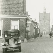 Kenteken: A 1671; Renault 6CV Scheemda, Torenstraat, ca. 1924, foto: uitsnede 818-13219.jpg
