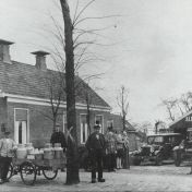Kenteken: A 18224; Autoverhuurbedrijf Stikfort Stadskanaal ca. 1935 (1986-23333)
