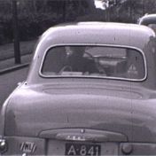 Kenteken: A 841; Ford Consul, Groningen, Prinsesseweg, 1954, foto: still uit de film "5 snipperdagen" coll. GrA (2209-AV18819)