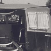 Kenteken: A 24485; Studebaker, still uit de film "De boottocht van het Roode Kruis, 1939 (of) Rode Kruis-excursie 1939. Deel 1", P. Dorhout & H. Leefsma, 08-06-1939, coll. GrA (2209-AV0317)