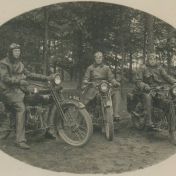 Kenteken: A 1805; Grebbeberg, juni 1928, links Menno Albert Buiskool Toxopeus, midden Albert Menno Toxopeus (A-4972), rechs zeer waarschijnlijk Derk Jensema (A-6196), foto: J. Buiskool Toxopeus