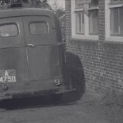 Kenteken: A 47511; Ford, foto: still uit de film "Onstwedde paraat" G. Molenaar, A.C.F.O., 1955 coll. GrA (2209-AV11306)