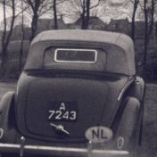 Kenteken: A 7243; Ford, foto: still uit de film "Heertjen Ubbes Dijksterhuis bezoekt Amerika, 1950 (1)", H. U. Dijksterhuis, coll. GrA (2209-AV21897)