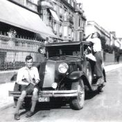 Kenteken: A 1014; Renault Monastella van Hendrik Nagel, achter het stuur Willem Nagel, met zijn broers Ernst, Johan en Ari, ca. 1933, foto: E. Nagel
