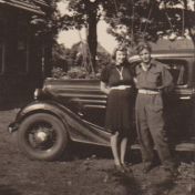 Kenteken: A 9761; Jaap en Geertje Bolt-Faber naast de Chevrolet, foto: P. Faber