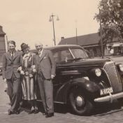 Kenteken: A 11126; Chevrolet, Wouter Johannes Verwoerd links, Adriana Elizabeth Verwoerd in het midden, foto: W. G. Verwoerd-Dik