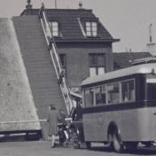 Kenteken: A 9260; GMC, Groningen, Eelderbrug, foto: still uit de film "Groningen II", J. Petersen, 1930-1948 coll. GrA (2209-5184)