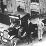 Kenteken: A 12902; Naast de Ford chauffeur Hoed, foto: uitsnede 1785-29427.jpg