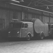 Kenteken: A 36905; DAF in de stalling van de Gemeentereiniging, 1952, foto: uitsnede 2437_1526.jpg; Fotograaf: Gemeentepolitie