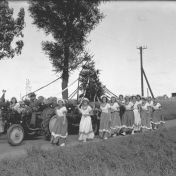 Kenteken: A 14584; Versierde tractoren ter gelegenheid van het schooljubileum in Ezinge, 1950 (2248-1204); Fotograaf: Fotobedrijf Piet Boonstra