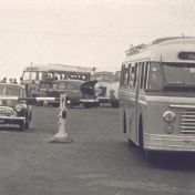 Kenteken: A 15779; Kromhout met nieuw kenteken NB-73-73 bij de grensovergang in Nieuweschans, 1954, still uit de film 'Het gaat ons ook aan (of) ’t Ontheemde kind' J.K. Wiersema, 1954, coll. GrA (2209-AV1732)