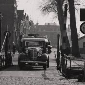 Kenteken: A 25518; Sietse Drenth in de International D40 vrachtwagen, Groningen, Provinciale Damsterbrug 1939, foto: uitsnede 1785-27573.jpg; Fotograaf: Openbare werken