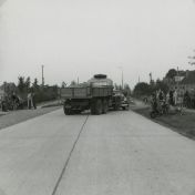 Kenteken: A 43535; GMC, Veendam/Borgercompagnie 24-07-1953, aanrijding op nieuwe betonweg naar Kielsterachterweg, foto: collectie Veenkoloniaal Museum (vm 7.3 Po On 17)