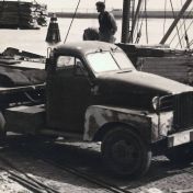 Kenteken: A 24676; GMC (Licentie Studebaker), uitsnede foto E. Kappen