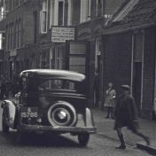 Kenteken: A 15786; Chevrolet, foto: still uit "Verkeersfilm", C. van der Mei, 1934, coll. GrA (2209-0176)