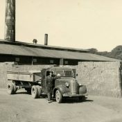 Kenteken: A 27052; Chevrolet bij de steenfabriek Rusthoven aan het Damsterdiep in Wirdum, 1939, foto: C. van der Veen