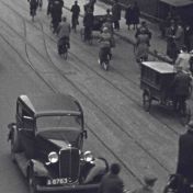 Kenteken: A 8763; Chevrolet, foto: still uit "Verkeersfilm", C. van der Mei, 1934, coll. GrA (2209-0176)