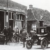 Kenteken: A 11415; Zuidhorn, Jellemaweg, v.l.n.r. H. Folkerts, J.Top, J. van Duinen, K. Birza, M. Bousema en J. Birza,  foto uit "Gisteren voor de lens" (1444-1056)