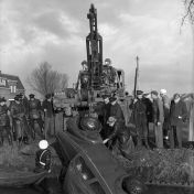 Kenteken: A 31988; Skoda wordt uit het Hoendiep getakeld door "Ome Loeks", 15-11-1950 (2248-01413)