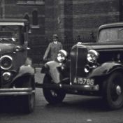 Kenteken: A 15786; Chevrolet, foto: still uit "Verkeersfilm", C. van der Mei, 1934, coll. GrA (2209-0176)