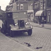 Kenteken: A 27164; Ford V8, foto: still uit de film "De Groningsche reinigingsdienst voorheen en thans", C.R. Tiddens, 1936-1949 coll. GrA (2209-AV0061)