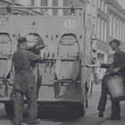 Kenteken: A 27154; Ford met nieuw kenteken, foto: still uit de film  "Toen Eelko twee jaar was" Paul T. Moolenaar, 1953, coll. GrA (2209-AV0035 )