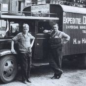 Kenteken: A 20732; Harm de Haan (sr.) en zijn zoon Tjibbe naast de Chevrolet, foto: F. Bos
