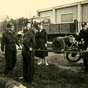 Kenteken: A 38943; Ford Thames, Oefeningen van de dienst Bescherming Bevolking, Molenstreek Veendam ca.1954, foto: collectie Veenkoloniaal Museum (VM 6.6 VW 3)