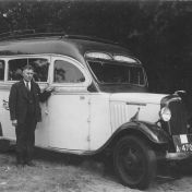 Kenteken: A 4709; Jacob Doornbos naast zijn Chevrolet bus, foto: Historische vereniging Scharmer-Harkstede e.o.