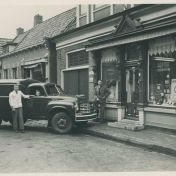 Kenteken: A 9731; Studebaker, v.l.n.r. Arend Kuiper(?), Peta Hopma (in de vrachtauto) en E.B. Hopma, Hogestraat, Loppersum, ca. 1950, foto: <a href='https://beeldbank.hvloppersum.nl/items/show/2738' target='_blank'>Historische vereniging Loppersum</a>