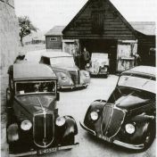 Kenteken: A 2707; Renault reclame 1930-1940 "There's more in a RENAULT" foto: Tuf Tuf september 1982 (1769-11216)