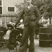 Kenteken: A 4497; Onbekende man naast de motor, foto: J. Geling