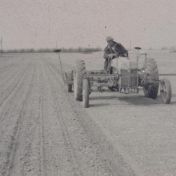 Kenteken: A 5996; Ford Dearborn tractor, foto: still uit de film "Boerderij, ploegen e.d. onbekend", 1950-1954, coll. GrA (2209-1075)