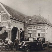 Kenteken: A 18066; Garage Dijkhuizen, Nieuwe Pekela, geheel rechts de A-18066, foto: H. Dijkhuizen