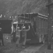 Kenteken: A 30977; Vrachtwagen, Zuidlaren, foto: still uit de film "Zuidlaardermarkt", C.R. Tiddens, 1939, coll. GrA (2209-AV7603)