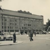 Kenteken: A 48135; Gezicht op het 1e Jaarbeursgebouw van de Koninklijke Nederlandsche Jaarbeurs op het Vredenburg te Utrecht, foto: <a href='https://hetutrechtsarchief.nl/beeld/09AD1676317B5182991D6DF22ED2B56A' target='_blank'>Collectie Utrechts Archief</a>