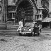 Kenteken: A 36772; Volkswagen Kever op onbekende locatie, ca. 1948, foto: F.J. van der Mast