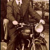 Kenteken: A 10631; Jaap Werkema achter op de Royal Enfield motor van Nico Wolthuis, foto: K. Mollema