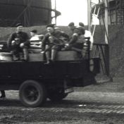 Kenteken: A 31052; Dodge, foto: still uit de film "Is Groningen Paraat?" S.J. Bakker, J.M. Heres Diddens-Zegerink ten Rodengate Marissen, 1940, coll. GrA (2209AV0019)