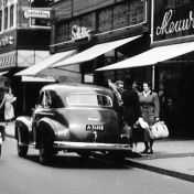 Kenteken: A 31418; Chevrolet, Groningen, Herestraat, 1955, foto: uitsnede 1785-1196.jpg