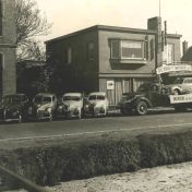 Kenteken: A 39059; Oude Pekela, Aero Minors  voor Garage Ruben, Ericastraat 453, adres in 1951 omgenummerd naar Feiko Clockstraat 166-167, 1950, foto: collectie Veenkoloniaal Museum (VM-4-2-wegverkeer-Kral-album-01)