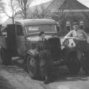 Kenteken: A 43260; Rechts naast de vrachtwagen W. Gelling, links waarschijnlijk A. Folkers, zijn neefje. Onstwedde, Havenstraat nabij Dorpsweg, ca. 1950, foto: B. Gelling