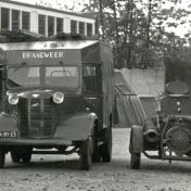 Kenteken: A 35113; Austin met nieuw kenteken NA-81-23, uitsnede foto W. Schuitema