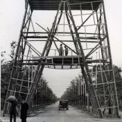 Kenteken: A 28088; Ingang Stadspark (Concourslaan) opbouw van provinciaal kentekenletter A tijdens de voorbereidingen voor de tentoonstelling 'Stad en Lande', 1948 (2138-3023)
