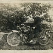 Kenteken: A 3631; Jan Mensema op de Reading Standard, Bedum, 1921, foto: M. Reysoo