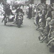 Kenteken: A 25857; Harley Davidson, Vismarkt, 1939, foto: still uit GAVA-film AV4389